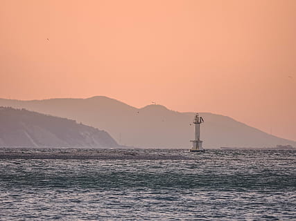 nascer do sol, gradiente, farol, panorama, mar, vista do mar, céu, névoa, montanha, agua, beira-mar, scenics - natureza, por do sol, beleza na natureza, natureza, ninguém, exterior do edifício, tranquilidade, arquitetura, estrutura construída, cena tranquila, cor laranja, cena não urbana, orientação, ao ar livre, 4K, CC0, domínio público, royalty free