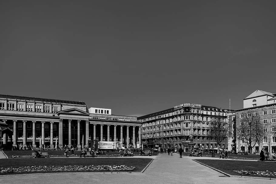 graysca;, urbà, centre de la ciutat, ciutat, edifici, arquitectura, persona, humà, Stuttgart, Alemanya, columna, pilar, plaça de la ciutat, plaça, carretera, temple, santuari, adoració, Partenó, edifici d'oficines, exterior de l'edifici, estructura construïda, còpia espai, cel, cel clar, naturalesa, persones incidentals, carrer, destinacions de viatge, dia, grup de persones, història, el passat, a l'aire lliure, transport, vida de ciutat, columna arquitectònica, 5K