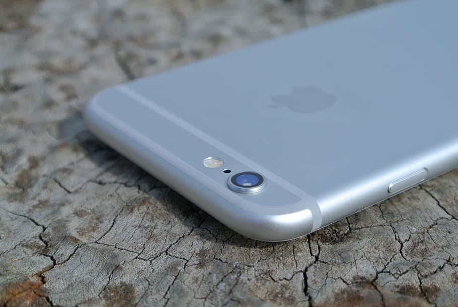 plata iPhone 6, càmera, lent de la càmera, mòbil, cel·lular, primer pla, esquerdes, iphone, iphone 6, lent, macro, telèfon, plata, smartphone, tecnologia, tecnologia sense fils, connexió, comunicació, telèfon mòbil, dispositiu d’informació portàtil, telèfon intel·ligent, color plata, centrar-se en primer pla, cap gent, senzillesa, a l'interior, portabilitat, dia, vista d’angle alt, modern, habitació domèstica, dos objectes, luxe, 4K