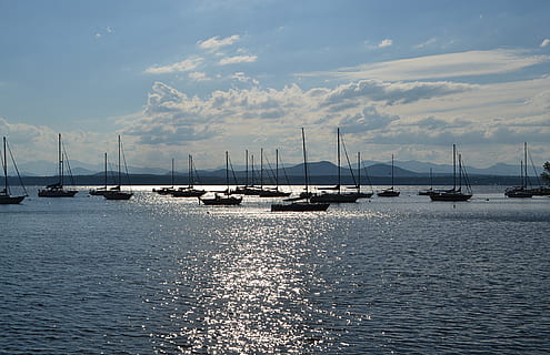 champlain del llac, vaixell nàutic, aigua, transport, núvol - cel, manera de transport, cel, mar, veler, davant del mar, amarrat, naturalesa, cap gent, dia, màstil, pol, bellesa a la natura, escenics - natura, a l'aire lliure, tranquil·litat, iot, marina, ancorat, 4K, CC0, domini públic, lliure de regalies