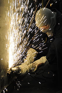 travail, ouvrier, construction, moudre, broyage, mouvement, mouvement flou, chaleur - température, des étincelles, à l'intérieur, Occupation, une personne, vêtements de travail de protection, métal, protection, industrie, industrie métallurgique, compétence, usine, Vrais gens, longue exposition, Hommes, soudage, acier, alliage, 2K, CC0, domaine public, libre de droits