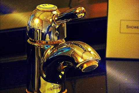 rubinetto, nullo, metallo, oggetto, acqua, flusso, in casa, nessuno, avvicinamento, concentrarsi sulle conoscenze acquisite, natura morta, brillante, architettura, testo, singolo oggetto, color oro, sicurezza, tavolo, protezione, caratteristica della parete, comunicazione, riflessione, cromo, 1080P, CC0, dominio pubblico, privo di copyright