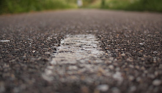 straat, weg, bestrating, grond, selectieve aandacht, vervoer, geen mensen, oppervlakteniveau, asfalt, natuur, dag, detailopname, getextureerde, stad, buitenshuis, teken, kopie ruimte, richting, milieu, fabriek, grind, perspectief verminderen, 2K