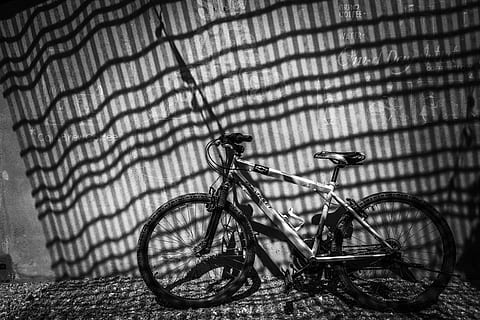 šedé hardtail kolo, kolo, vozidlo, jízdní kolo, přeprava, stroj, prachuap khiri khan, 1d + denní umělec, Thajsko, horské kolo, cihlový, cesta, mluvil, stín, mono, Černý a bílý, světlo, černobílý, pneumatika, bmx, pozemního vozidla, způsob dopravy, stacionární, nikdo, den, město, ulice, architektura, nástěnný prvek, venku, parkoviště, zeď, vzor, pěšina, stavba, vysoký úhel pohledu, cestovat, 5K, CC0, veřejná doména, bez autorských práv