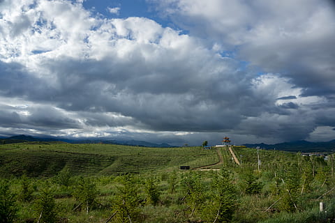 Berg, dunkle Wolken, Wolke, hdr, Farbe, Wald, wolke - himmel, Himmel, Schönheit in der Natur, Szenen - Natur, Umgebung, Landschaft, Pflanze, Nicht-städtische Szene, ruhige Szene, Ruhe, grüne Farbe, Natur, Freizeitbeschäftigung, echte Menschen, Land, idyllisch, Tag, Gras, eine Person, draußen, 5K, CC0, gemeinfrei, lizenzfrei