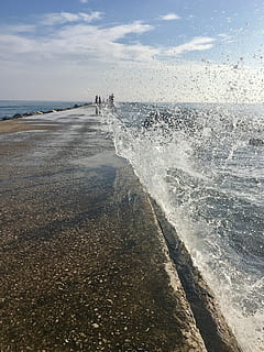 nori, cer, ocean, far, dig, roci, stropirii, apă, oameni, valuri, bălăceală, mare, coastă, plajă, teren, mişcare, frumusețe în natură, val, natură, sport acvatic, scenice - natura, orizontul peste apă, orizont, nor - cer, sportiv, zi, surfing, oameni apropiați, în aer liber, putere în natură, 4K, CC0, domeniu public, fără drepturi de autor