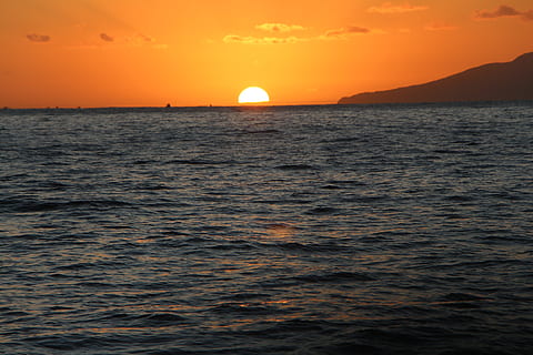 sol, apus de soare, plajă, strica, natură, peisaj, bucurie, cale, nori, vară, răsărit, frumos, apă, copac, în aer liber, ocean, insulă, cer, mare, frumusețe în natură, scenice - natura, malul mării, o scenă liniștită, soare, culoare portocalie, liniște, orizont, orizontul peste apă, idilic, scenă non-urbană, nici o persoana, nor - cer, lumina soarelui, vedere în pământ, 5K, CC0, domeniu public, fără drepturi de autor