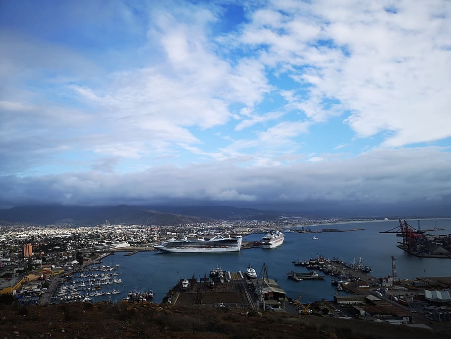cel, cielo, paisatge, núvols, penya-segat, ensenada, crucero, mar, blau, turismo, creuer, vaixell, nàutica, oceà, aigua, marí, vacances, viatjar, port, puerto, Baixa Califòrnia, núvol - cel, exterior de l'edifici, arquitectura, estructura construïda, ciutat, vaixell nàutic, paisatge urbà, transport, naturalesa, vista d’angle alt, manera de transport, dia, cap gent, edifici, barri residencial, a l'aire lliure, badia, veler, 2K