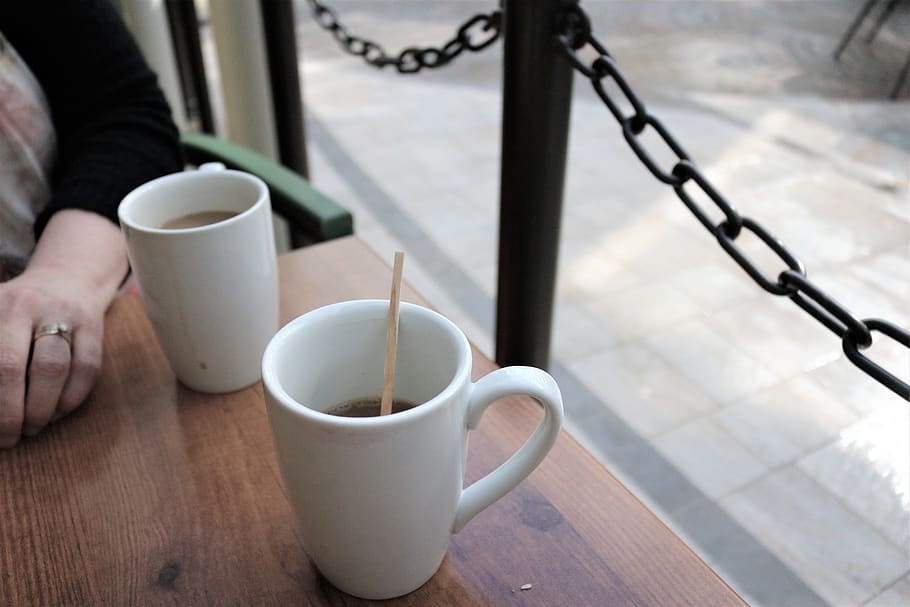 mano, anillo de bodas, par, jarra, anillo, fecha, café, vaso, beber, refresco, comida y bebida, taza de café, bebida caliente, té, una persona, café - bebida, parte del cuerpo humano, mano humana, día, mesa, té - bebida caliente, centrarse en primer plano, de cerca, taza de te, al aire libre, vajilla, 5K