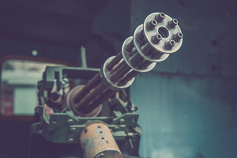 grå maskingevær, vietnam, grå, projektor, tank, krig, kanon, grøn, militær, våben, mørk, regering, død, ødelægge, gammeldags, kugle, ild, kamp, hær, rustning, metal, menneskelig kropsdel, bedrift, en person, skilt, meddelelse, tæt på, fokus på forgrunden, advarselsskilt, indendørs, sigter, aggression, menneskelig hånd, hånd, herrer, fritidsaktivitet, sport, 5K, CC0, offentligt domæne, royaltyfrie