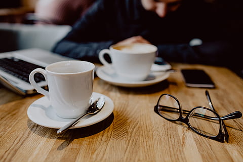 tasse, café, table, intérieur, technologie, La technologie, travail, cappuccino, restaurant, en retard, à l'intérieur, agresser, café - boisson, Nourriture et boisson, boisson, tasse à café, rafraîchissement, fermer, vaisselle, soucoupe, adulte, Activité de loisir, personnes, se concentrer sur le premier plan, des lunettes, lunettes, boisson chaude, tasse à thé, 5K, CC0, domaine public, libre de droits