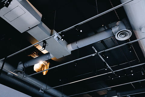 grå, metal loft ventilationer, køretøj, fly, transportmidler, maskine, by, metropol, by-, bygning, propel, hangar, bilhjul, dæk, hjul, astronaut, arkitektur, dobbelt, krydsfiner, træ, metal, indendørs, fabrik, bygget struktur, industri, lav vinkel visning, rigtige mennesker, sort farve, en person, herrer, dag, maskineri, beskyttelse, metalindustrien, 5K, CC0, offentligt domæne, royaltyfrie