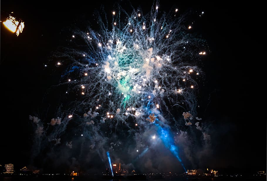 epcot, explosió, disney, focs artificials, núvol, nit, il·luminat, cel, moviment, celebració, cap gent, naturalesa, fum - estructura física, exhibició de focs artificials, esdeveniment, cultura i entreteniment artístic, a l'aire lliure, estrella - espai, brillant, fons negre, explosiu, llum - fenomen natural, espai, focs artificials - objecte fet per l'home, poder a la natura, Pol · lució, 2K