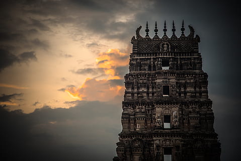 temple de formigó gris, edifici, arquitectura, torre, fletxa, campanar, a l'aire lliure, cel, ciutat, metròpolis, urbà, posta de sol, temple, sortida del sol, castell, llum solar, naturalesa, paisatge, silueta, edifici d'oficines, núvol - cel, estructura construïda, exterior de l'edifici, destinacions de viatge, història, el passat, viatjar, cap gent, vista d’angle baix, turisme, color taronja, religió, estil gòtic, 2K, CC0, domini públic, lliure de regalies