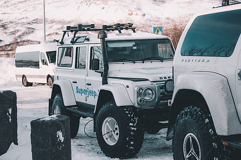 camioneta blanca, vehículo, camión, transporte, rueda, máquina, coche, automóvil, neumático, logo, símbolo, marca, nieve, habló, rueda de aleación, Llanta de carro, primeros auxilios, fuera del camino, camioneta, parachoque, suv, vehículo terrestre, modo de transporte, Vehículo de motor, día, la carretera, estacionamiento, naturaleza, temperatura fría, invierno, ciudad, estacionario, calle, nadie, el color blanco, viaje, vehiculo todoterreno, al aire libre, vehículo de utilería deportiva, 5K, CC0, dominio público, libre de derechos