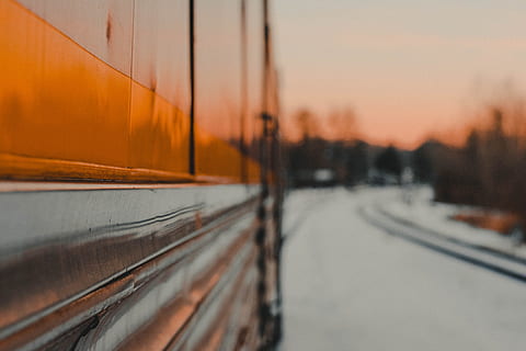 pilka, oranžinė, treniruotės, neryškus, saulėlydis, dangus, sniegas, nėra žmonių, šalta temperatūra, transportavimas, oranžinė spalva, pobūdį, žiemą, transporto būdas, atrankinis dėmesys, miestas, architektūra, mažėja perspektyva, gatvė, lauke, geležinkelių transportu, pastato išorė, Iš arti, 5K, CC0, Viešasis domenas, nemokamai