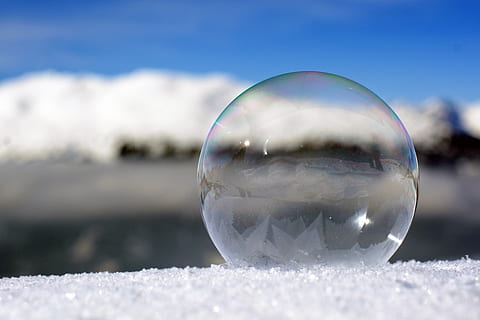 bolla di sapone, zer, inverno, freddo, ghiacciato, ghiaccio, congelato, bolla congelata, blu, invernale, eiskristalle, la neve, natura, trasparente, bolla, temperatura fredda, sfera, giorno, avvicinamento, sapone sud, fragilità, messa a fuoco selettiva, concentrarsi sulle conoscenze acquisite, vulnerabilità, all'aperto, nessuno, riflessione, bellezza nella natura, terra, 5K, CC0, dominio pubblico, privo di copyright