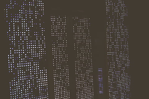 patró, text, textura, il·luminació, planta, arbre, gris, alfabet, mobles, taula, a l'aire lliure, naturalesa, neu, astronomia, acer, pòster, publicitat, símbol, univers, espai, il·luminat, cap gent, primer pla, fons, brillant, equips d’il·luminació, marc complet, a l'interior, estructura construïda, comunicació, tecnologia, modern, nombre, nit, tacat, funció de construcció de parets, color negre, disseny, fons negre, codificació, 2K, CC0, domini públic, lliure de regalies