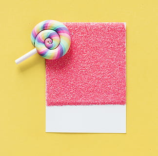 arte, sfondo, caramella, carta, avvicinamento, colorato, creatività, carina, decorazione, isolato, sdraiarsi, lecca-lecca, micro, oggetto, rosa, zuccherino, dolce, dolci, vista dall'alto, giocattolo, bianca, giallo, in casa, nessuno, colore rosa, girato in studio, direttamente sopra, copia spazio, arte e artigianato, sfondo colorato, forniture per ufficio, multicolore, puntina, ritagliare, natura morta, Nota, sfondo giallo, blu, vuoto, 2K, CC0, dominio pubblico, privo di copyright