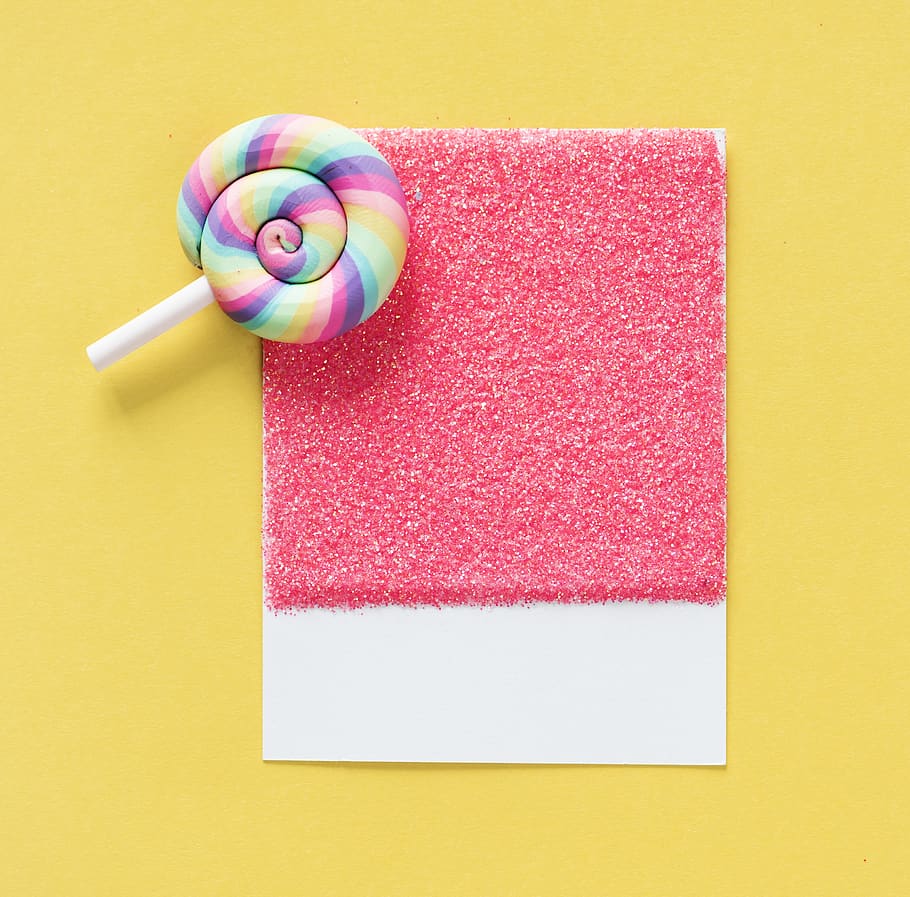 arte, sfondo, caramella, carta, avvicinamento, colorato, creatività, carina, decorazione, isolato, sdraiarsi, lecca-lecca, micro, oggetto, rosa, zuccherino, dolce, dolci, vista dall'alto, giocattolo, bianca, giallo, in casa, nessuno, colore rosa, girato in studio, direttamente sopra, copia spazio, arte e artigianato, sfondo colorato, forniture per ufficio, multicolore, puntina, ritagliare, natura morta, Nota, sfondo giallo, blu, vuoto, 2K