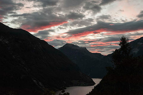 luonto, vuori, pilvi, taivas, auringonnousu, auringonlasku, aamu, mäki, valjeta, vuorijono, hämärä, vuono, järvi, landform, vuoristoiset maaperät, maisemat - luonto, kauneus luonnossa, ympäristö, pilvi - taivas, maisema, ei ihmisiä, maa, vesi, rauhallinen kohtaus, tyyneys, matkustaa, dramaattinen taivas, laakso, majesteettinen, ulkona, vuorenhuippu, 4K, CC0, public domain, rojaltivapaa