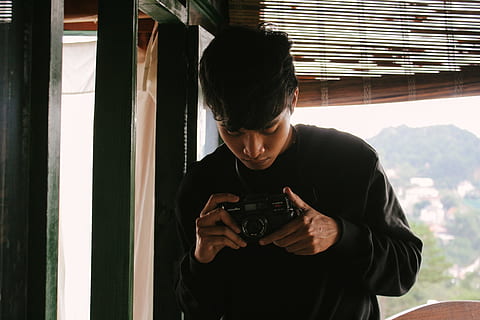 ภาพถ่ายระยะใกล้, ชาย, โฮลดิ้ง, เหล้าองุ่น, กล้อง, เด็กผู้ชาย, การจับกุม, ผู้ชาย, ผม, มือ, ถือ, แบบ, คน, การถ่ายภาพ, เสื้อกันหนาว, กล้องโบราณ, สวมใส่, คนคนหนึ่ง, เอวขึ้นไป, คนจริง, ในบ้าน, มุมมองด้านหน้า, หน้าต่าง, กิจกรรมยามว่าง, ไลฟ์สไตล์, เสื้อผ้าลำลอง, เทคโนโลยี, คนหนุ่มสาว, จุดยืน, วัน, ผู้ใหญ่, ชายหนุ่ม, ภาพเหมือน, โทรศัพท์มือถือ, กล้องดิจิตอล, 2K, CC0, โดเมนสาธารณะ, ค่าลิขสิทธิ์ฟรี