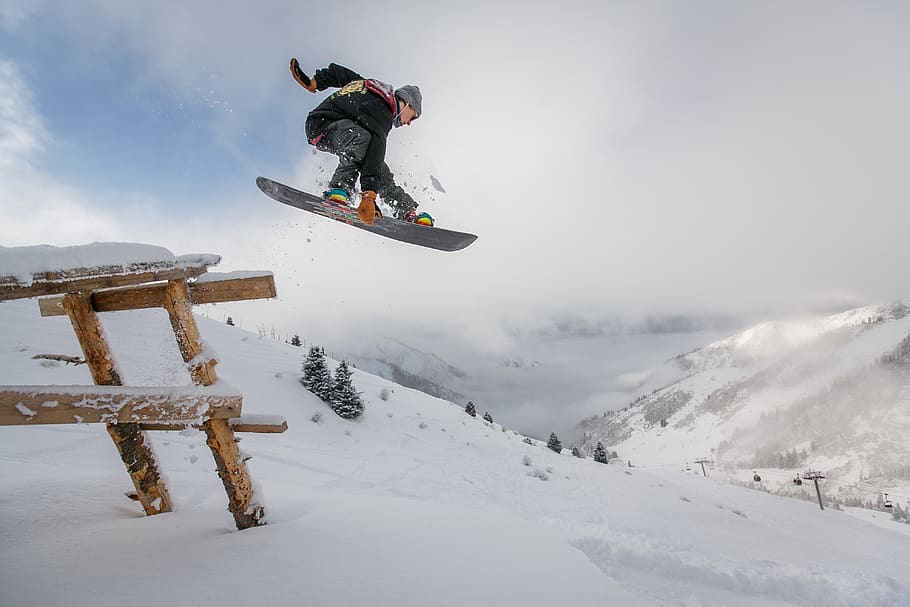 home, negre, snowboard, vinculació, realitza, saltar, acció, núvols, fred, la llum del dia, costa avall, gel, moviment, muntanyes, persona, rampa, recreació, pista d'esquí, neu, snowboarder, arbres, hivern, temperatura de fred, muntanya, esport d'hivern, activitat d'oci, longitud completa, Esports extrems, a l'aire, esport, surf de neu, una persona, vacances, habilitat, festa, truc, viatge, aventura, roba calenta, a l'aire lliure, muntanya nevada, 4K