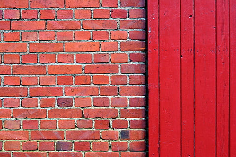 pared, ladrillos, ladrillo, pared de ladrillo, hauswand, madera, rojo, fondo, estructura, piedra, modelo, de ladrillo, albañilería, ladrillo rojo, madera roja, fachada, fotograma completo, antecedentes, pared - característica de la construcción, texturizado, nadie, arquitectura, estructura construida, día, de cerca, exterior del edificio, marrón, al aire libre, material de madera, diseño, puerta, teja, 5K, CC0, dominio público, libre de derechos