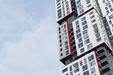 žemo kampo vaizdas, balta, pastatas, dangus, debesis, langas, architektūra, modernus dizainas, tech, technologijos, miesto, miestas, santrauka, minimalus, šiuolaikiškas, modernus, paieškos, ieško, picasso, butas, namai, gyventi, pastato išorė, pastatyta struktūra, žemas kampo vaizdas, nėra žmonių, dieną, debesis - dangus, pobūdį, gyvenamasis rajonas, lauke, aukštas - aukštas, saulės šviesa, biuras, bokštas, 5K, CC0, Viešasis domenas, nemokamai