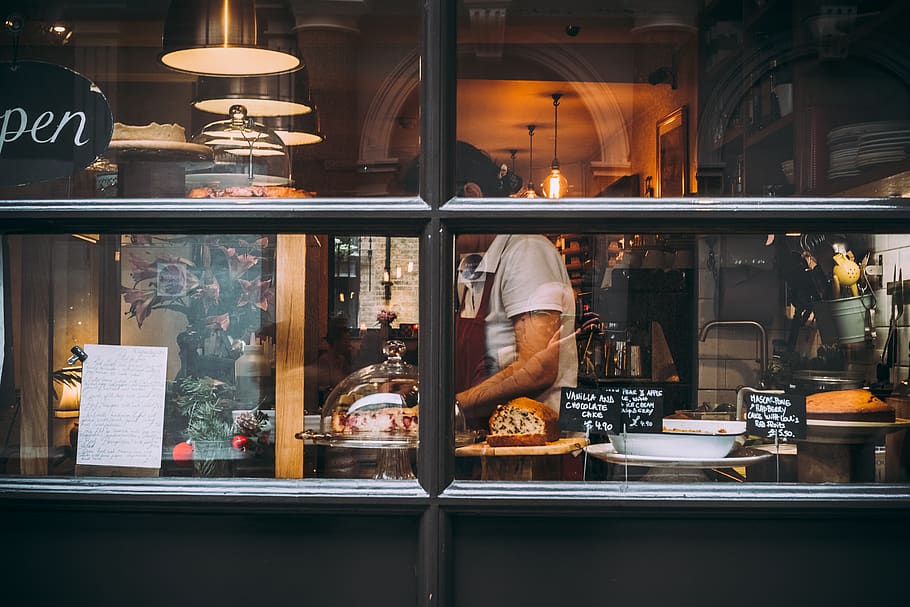 dona, restaurant, portar, davantal, fleca, xef, cafè, comerç, menjar, a l'interior, inspiració, home, persona, fotografia, carrer, urbà, il·luminat, negocis, menjar i beguda, venda al detall, negoci petit, a la venda, visualització al detall, transparent, botiga, vidre - material, finestra de la botiga, persones reals, una persona, frescor, finestra, contenidor, ocupació, venda, vitrina, 5K