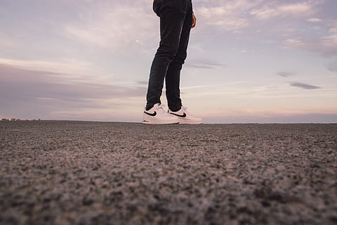 springender Mann, Himmel, niedriger Abschnitt, eine Person, wolke - himmel, menschliches Körperteil, menschliches Bein, Körperteil, Lebensstile, Natur, Stehen, Oberflächenniveau, Freizeitbeschäftigung, echte Menschen, Erwachsene, Tag, selektiver Fokus, Land, draußen, Sonnenuntergang, menschliches Glied, menschlicher Fuß, 5K, CC0, gemeinfrei, lizenzfrei