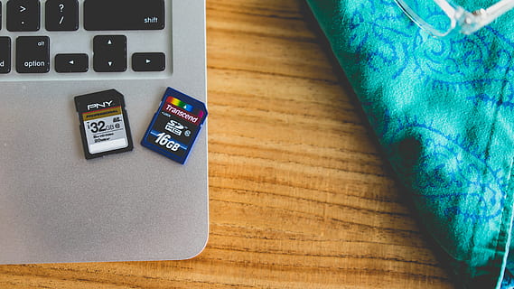 computer, scheda SD, scheda di memoria, ufficio, ufficio a casa, tecnologia, tavolo, natura morta, in casa, comunicazione, tecnologia wireless, vista dall'alto, nessuno, calcolatrice, legno - materiale, dispositivo di informazione portatile, avvicinamento, connessione, attività commerciale, finanza, numero, cellulare, direttamente sopra, mobilia, tastiera, 5K, CC0, dominio pubblico, privo di copyright