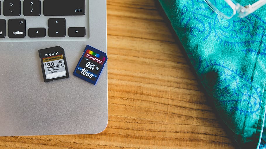 computer, scheda SD, scheda di memoria, ufficio, ufficio a casa, tecnologia, tavolo, natura morta, in casa, comunicazione, tecnologia wireless, vista dall'alto, nessuno, calcolatrice, legno - materiale, dispositivo di informazione portatile, avvicinamento, connessione, attività commerciale, finanza, numero, cellulare, direttamente sopra, mobilia, tastiera, 5K