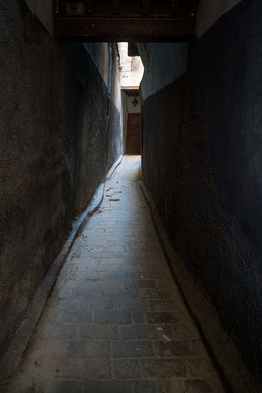 passarel·la, Camí, passadís, llosa, carrer, paviment, vorera, ciutat, edifici, urbà, carretera, marroquí, fez, carreró, llum, línies, porta, privat, ningú, arquitectura, el camí a seguir, direcció, estructura construïda, funció de construcció de parets, cap gent, història, el passat, dia, a l'interior, paret, buit, arcade, sendera, vell, perspectiva decreixent, llum al final del túnel, civilització antiga, 8K