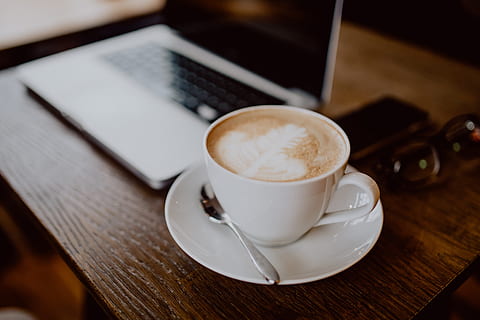 tasse, café, table, intérieur, technologie, La technologie, travail, cappuccino, restaurant, en retard, à l'intérieur, café - boisson, boisson, Nourriture et boisson, tasse à café, agresser, rafraîchissement, Technologie sans fil, soucoupe, portable, vaisselle, boisson chaude, boisson mousseuse, bois - matériau, ordinateur, cuillère, personne, latté, pause café, utilisant un ordinateur portable, caféine, 4K, CC0, domaine public, libre de droits