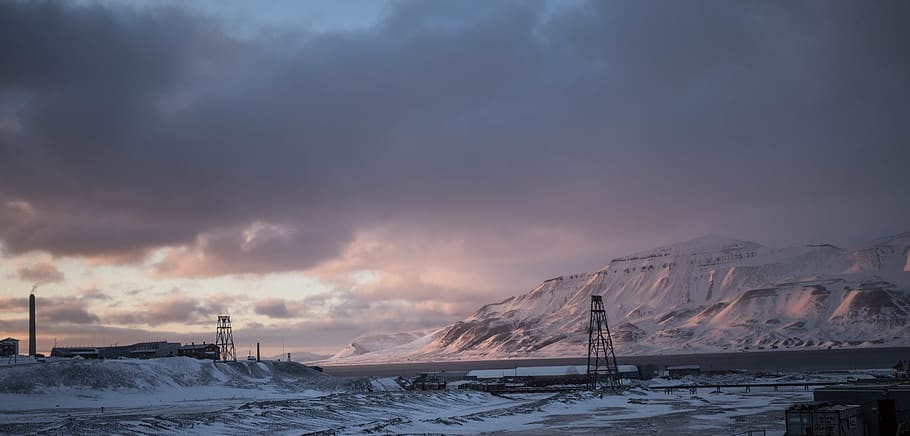 muntanyes cobertes de neu, neu, muntanya, svalbard i jan mayen, longyearbyen, àrtic, núvol, paisatge, gel, hivern, a l'aire lliure, porpra, ennuvolat, sortida del sol, posta de sol, fred, rang, llum solar, brillar, Serra, naturalesa, temperatura de fred, cel, núvol - cel, aigua, escenics - natura, bellesa a la natura, mar, medi ambient, congelat, tranquil·litat, cap gent, escena tranquil·la, muntanya nevada, poder a la natura, llacuna, 5K