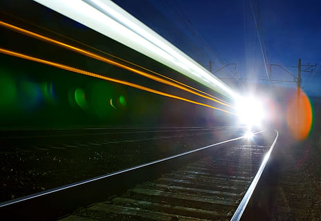 Zug, Licht, Hintergrund, Geschwindigkeit, Bewegung, Nacht-, Wanderwege, schnell, Weg, Schiene, abstrakt, Eisenbahn, verwischen, Farbe, Spur, Cyber, Transit, wunderschönen, Linien, Linie, Szene, Transport, Verbindung, Reise, Transportmittel, Schienenverkehr, Bahngleis, beleuchtet, Langzeitbelichtung, Bewegungsunschärfe, Zug - Fahrzeug, öffentliche Verkehrsmittel, Lichtspur, keine Leute, unterwegs, draußen, die Architektur, 2K, CC0, gemeinfrei, lizenzfrei