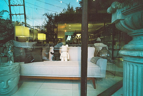 coccolare, statua, orso, memorizzare, fronte negozio, riflessione, divano, vetro - materiale, trasparente, nessuno, Al dettaglio, shopping, in casa, finestra, esposizione al dettaglio, in vendita, attrezzatura per l'illuminazione, mestiere, scelta, architettura, arte e artigianato, vetrina, attività commerciale, variazione, rappresentazione umana, 4K, CC0, dominio pubblico, privo di copyright