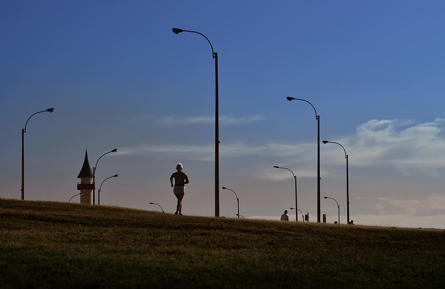 Uruguay, Montevideo, nebe, pouliční osvětlení, ulice, osvětlovací zařízení, Příroda, jedna osoba, skutečných lidí, pole, tráva, životního stylu, přistát, stojící, venku, životní prostředí, krajina, den, krása v přírodě, západ slunce, plná délka, zvedl ruce, 5K