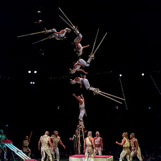 akrobat s kousky, člověk, osoba, cirkus, volnočasové aktivity, akrobatický, show, výkon, chůdách, akrobat, akrobaty, klauni, kompozitní, photoshop, skákání, taneční póze, sportovní, sport, gymnastika, etapa, sportovec, skupina lidí, skutečných lidí, umělecká kultura a zábava, dav, muži, velká skupina lidí, noc, ženy, dospělý, dovednost, životního stylu, obsazení, hudba, událost, oslava, publikum, zážitek, vzrušení, koncert, divák, 4K, CC0, veřejná doména, bez autorských práv
