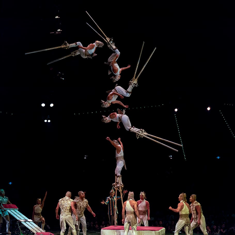 Acrobat fent acrobàcies, humà, persona, circ, activitats de lleure, acrobàtic, espectacle, rendiment, xanquets, acròbata, acròbates, pallassos, compost, Photoshop, saltar, pose de ball, esports, esport, gimnàstica, etapa, atleta, grup de persones, persones reals, cultura i entreteniment artístic, multitud, homes, gran grup de persones, nit, dones, adult, habilitat, estils de vida, activitat d'oci, ocupació, música, esdeveniment, celebració, públic, diversió, emoció, concert, espectador, 4K