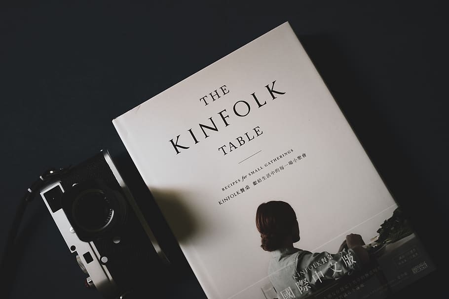 llibre de taula kinfolk, coberta, llibre, càmera, fosc, taula, kinfolk, paper, pòster, fulletó, flyer, esquena, humà, cara, persona, retrat, guió occidental, text, a l'interior, una persona, comunicació, persones reals, tirada al cap, publicació, vista d’angle alt, activitat, tir de l'estudi, estils de vida, dones, primer pla, celebració, 5K