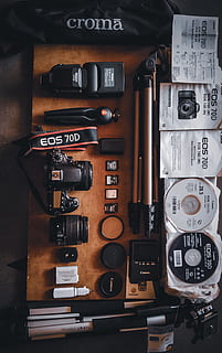 hitam, canon eos 70, 70d, tripod, kamera, peralatan kamera, lensa kamera, cd, merapatkan, peralatan, dalam ruangan, lensa, modern, peralatan fotografi, potret, teknologi, Pandangan atas, nirkabel, zoom, tidak ada orang, masih hidup, variasi, pengaturan, sekelompok besar objek, pilihan, teks, jumlah, koleksi, tepat di atas, industri, komunikasi, bahan kayu, ketepatan, alat kerja, 2K, CC0, domain publik, bebas royalti