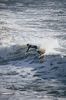 hombre surfeando, olas, mar, Oceano, al aire libre, naturaleza, agua, persona, humano, surf, olas del mar, gris, tabla de surf, Deportes, deporte, hombre, masculino, ejercicio, ola, jugar, playa, rock, movimiento, frente al mar, un animal, deporte acuático, canino, perro, animal, vertebrado, temas de animales, mascotas, nacional, mamífero, día, habilidad, 5K, CC0, dominio público, libre de derechos