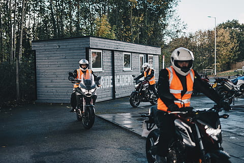 Autokolonne, Transport, Transportmittel, Landfahrzeug, echte Menschen, Männer, Lebensstile, Motorrad, Reiten, Straße, Menschen, Baum, Gruppe von Leuten, gebaute Struktur, Helm, Freizeitbeschäftigung, Tag, Erwachsene, Pflanze, Kopfbedeckungen, draußen, Biker, Sturzhelm, 5K, CC0, gemeinfrei, lizenzfrei