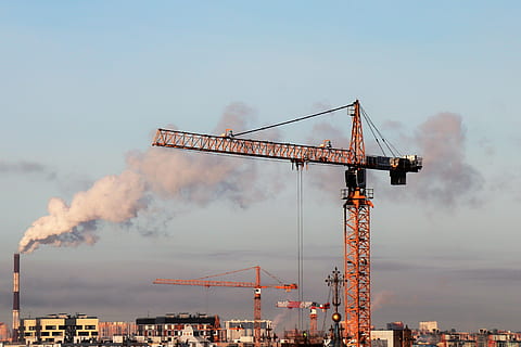 stad, kraan, bouw, hemel, rook, trompet, gebouw, huis, ontwikkeling, behuizing, werk, de structuur van de, industrie, architectuur, kraan - bouwmachines, ingebouwde structuur, machinerie, bouwindustrie, buitenkant van het gebouw, bouwplaats, natuur, geen mensen, dag, groot hoog, wolk - lucht, buitenshuis, rook - fysieke structuur, lage hoekweergave, bouwmachines, bouwuitrusting, 4K, CC0, publiek domein, royaltyvrij