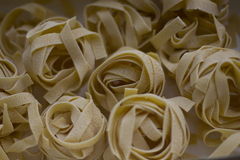 vařené těstoviny, těstoviny, jídlo, špagety, přísada, textura, italština, kuchařka, jíst, hladový, tagliatelle, kuchyně, makaróny, nudle, hnědý, tortellini, spirála, vermicelli, nakrájený, hrdlo, pečeně, italské jídlo, celý rám, nikdo, svěžest, pozadí, stálý život, uvnitř, detail, syrové potraviny, jídlo a pití, hojnost, velká skupina objektů, vysoký úhel pohledu, žlutá, krása v přírodě, růže, 5K, CC0, veřejná doména, bez autorských práv