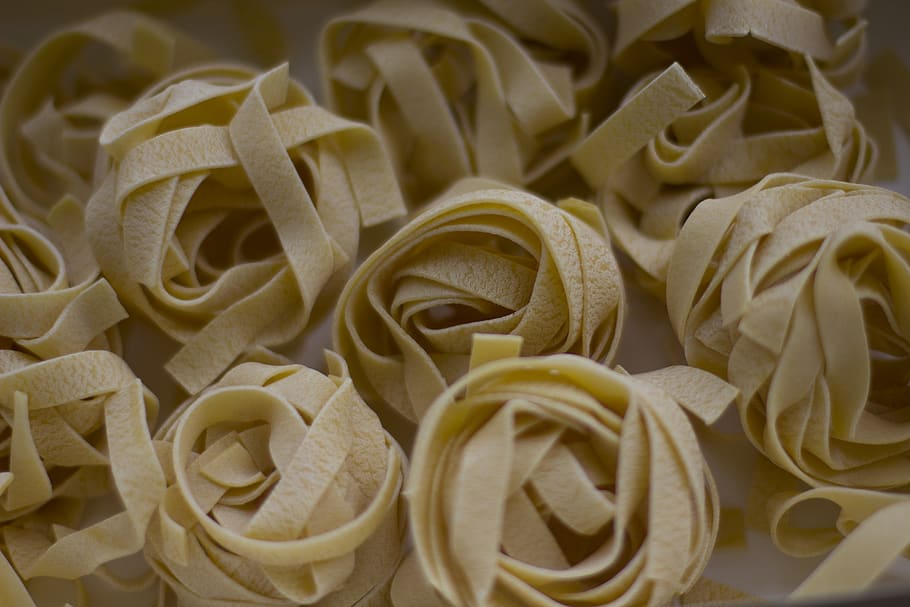 pasta cuita, pasta, menjar, espaguetis, ingredient, textura, italià, cuinar, famolenc, tagliatelle, cuina, macarrons, fideus, marró, tortellini, espiral, rodanxes, gola, rostit, menjar italià, marc complet, cap gent, frescor, fons, natura morta, a l'interior, primer pla, aliments crus, menjar i beguda, abundància, gran grup d'objectes, vista d’angle alt, groc, bellesa a la natura, rosa, 5K