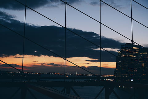 arkitektur, bygning, infrastruktur, struktur, etablering, solnedgang, skyer, himmel, Urban, by, refleksjon, vinduer, condominium, hotell, bygget struktur, bygge eksteriør, sky - himmel, bro, forbindelse, bro - menneskeskapte struktur, natur, belyst, ingen folk, moderne, kabel, skumring, utendørs, kontorbygning eksteriør, skyskraper, Finans distrikt, 5K, CC0, offentlig domene, opphavsrett gratis