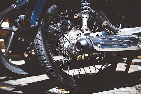 foto, silenziatore del motociclo, ciclo, veloce, macchina, metallo, motocicletta, motociclo, motorsport, all'aperto, ruota, mezzi di trasporto, modo di trasporto, veicolo terrestre, pneumatico, stazionario, luce del sole, bicicletta, giorno, avvicinamento, nessuno, viaggio, parte del veicolo, motore, veicolo a motore, concentrarsi sulle conoscenze acquisite, ha parlato, box auto, cromo, 5K, CC0, dominio pubblico, privo di copyright